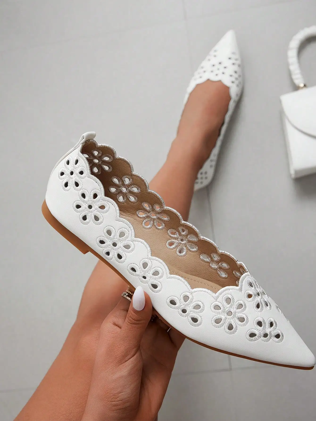 Fashionable White Hollow Out Embroidered Flat Shoes For Women For Spring And Summer