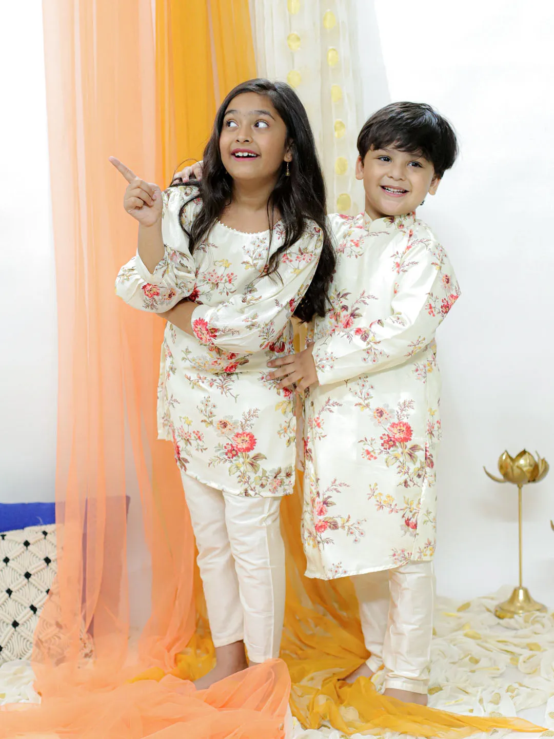 VASTRAMAY Cream Cotton Blend Floral Print Kurta Pyjama Sibling Set