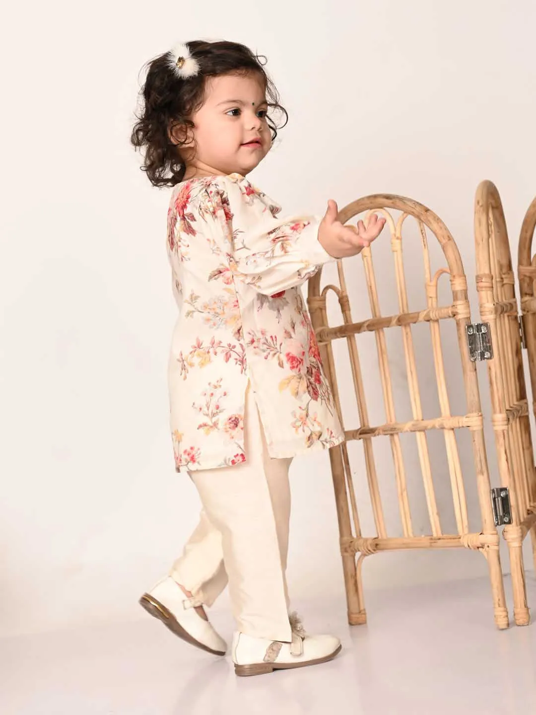 VASTRAMAY SISHU Girls Cream Floral Print Kurta Pyjama Set