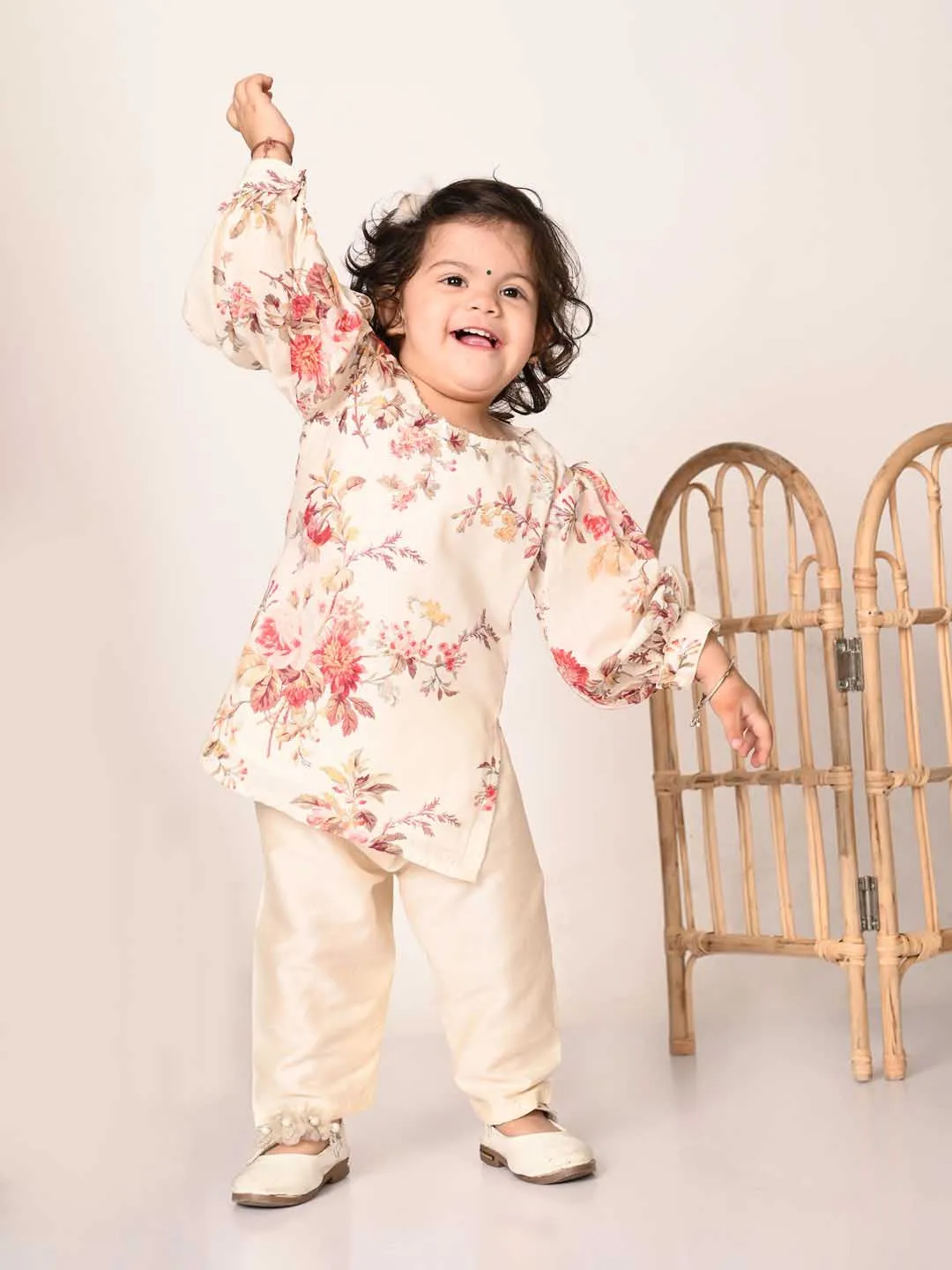 VASTRAMAY SISHU Girls Cream Floral Print Kurta Pyjama Set